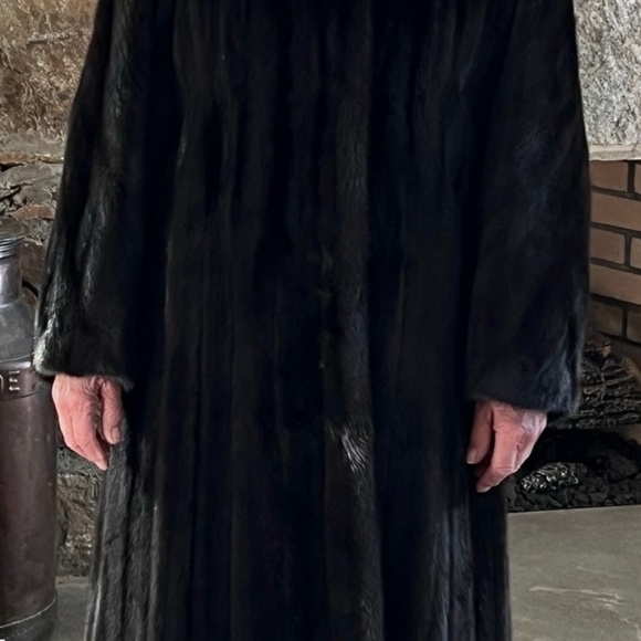 Full length mink coat. - Picture 1 of 13